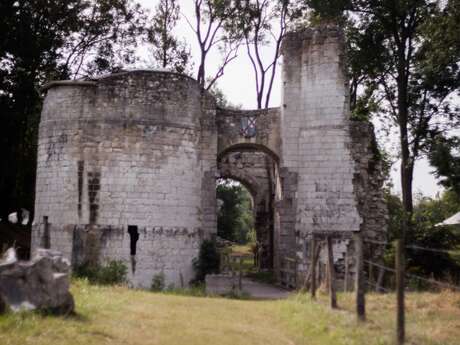 Shot de patrimoine : Eaucourt, un château fort et costaud