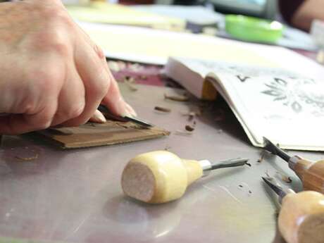 Cours d'arts plastiques et de yoga pour adultes au musée départemental de Flandre