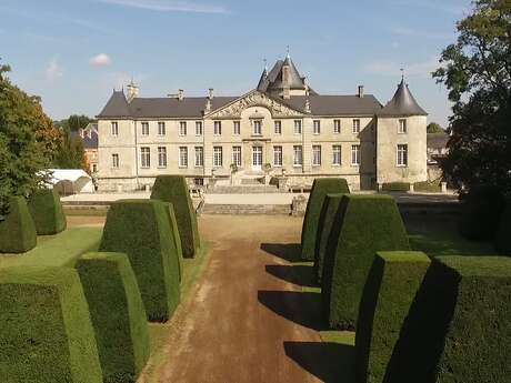 Donjon et parc du château de Vic-sur-Aisne