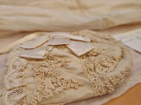 Exposition de dentelle ancienne à la bibliothèque de Valenciennes