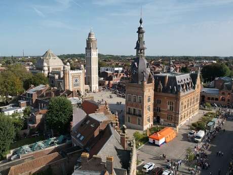 L'église et l'Hôtel de ville s'observent