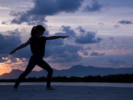 Atelier hatha yoga sur la plage