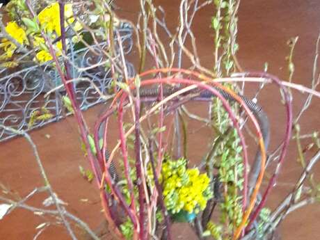 Art floral et créativité : transparence, fleurs et grillages