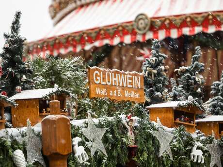 Manège de Noël sur la place Henri IV à Senlis