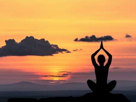 Cours de yoga à la maison des faiseurs