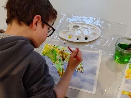 Atelier "Crée ton portrait de Dino !" / à la Pouponnière