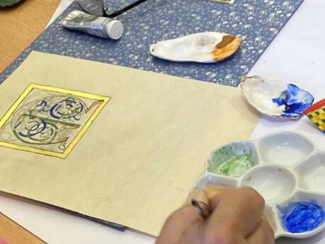 Atelier d'enluminure autour de l'exposition « Trésors et secrets d'écriture »