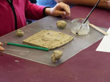 Atelier d'arts plastiques au Musée Départemental de Flandre: "Lumière d'argile"