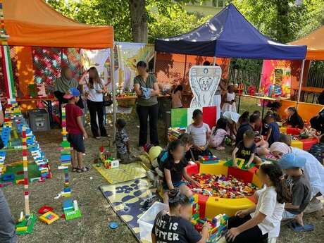 Atelier construction de moulin en briques de couleurs