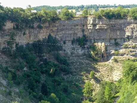 Tyrolienne au-dessus du canyon de Bozouls