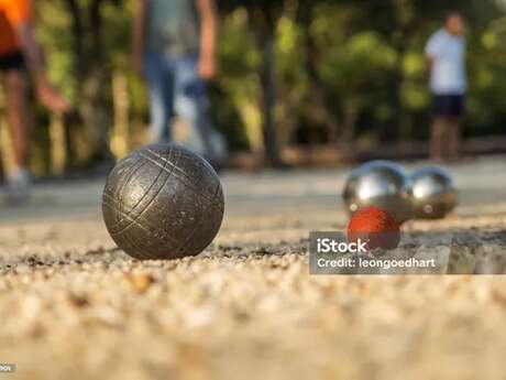 Concours de pétanque à Combelles Aveyron Vacances