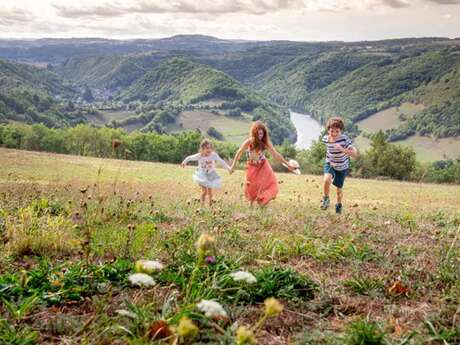 Panorama sur Estaing et les gorges du Lot depuis Las Combes