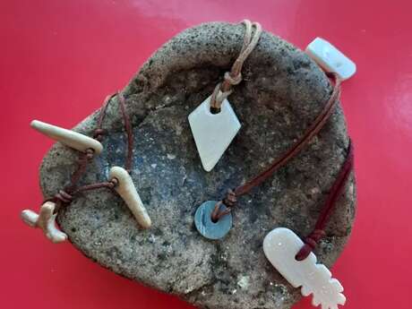 Visite/atelier pour tous autour des collections permanentes " Pendentif préhistorique ".