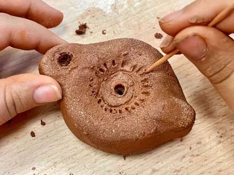 Atelier enfants - De drôles d'objets romains (création de lampe à huile) Atelier enfants - De drôles d'objets romains (création de lampe à huile)