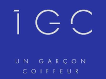 UN GARÇON COIFFEUR