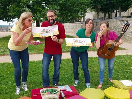 Lecture en plein air pour jeunes enfants
