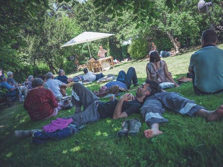 Sieste musicale dans les jardins royaux