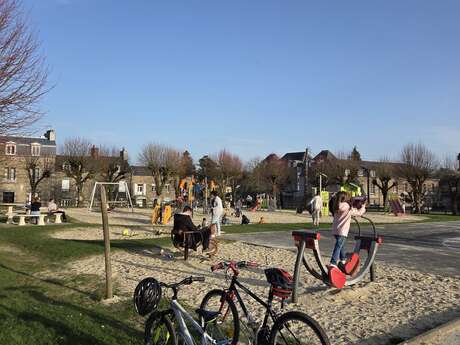 Aire de jeux pour enfants et City-stade (Tinchebray)
