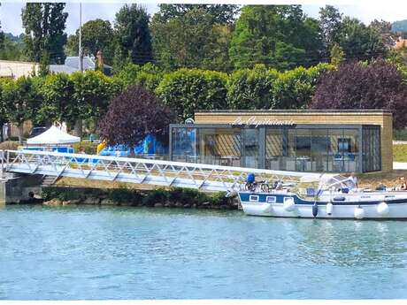 Bar-Restaurant & Base Nautique : La Capitainerie