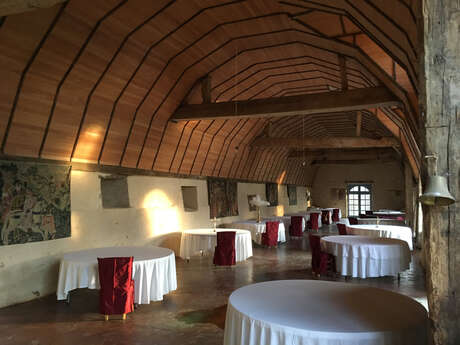 SALLE DE RÉCEPTION - CHÂTEAU DE LA CHASSE-GUERRE SALLE DE RÉCEPTION - CHÂTEAU DE LA CHASSE-GUERRE