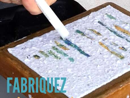 Fabrique des feuilles de papier recyclé