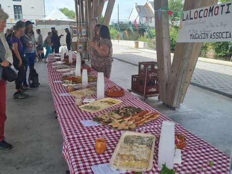 Guinguette, marché, concerts, mini-ferme, jeux en bois, atelier pains