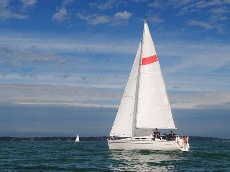 Initiation à la voile : Tour de l’île d'Yeu en voilier.