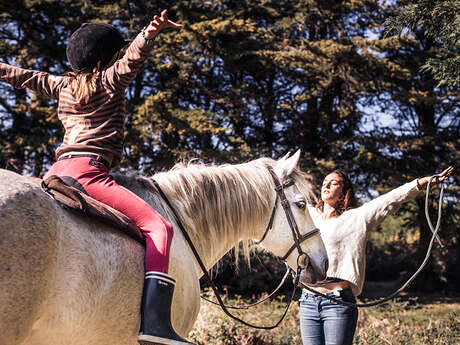 Atelier Caval Coaching pour enfants : voltige avec le cheval pour mieux se connaître