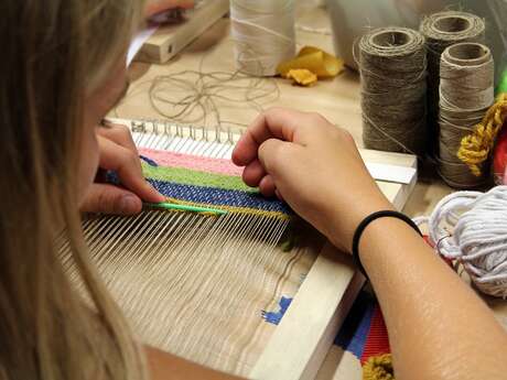 Atelier tissage pour enfants à la Ferme d'Emilie