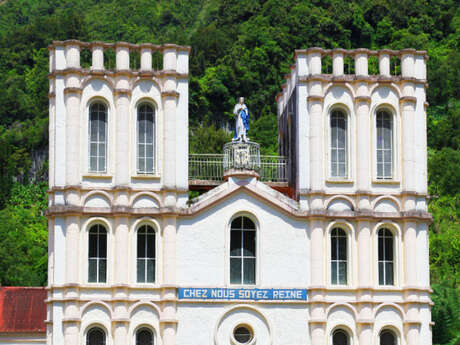 Place de la Mairie et de l'Eglise Notre Dame de l'Assomption