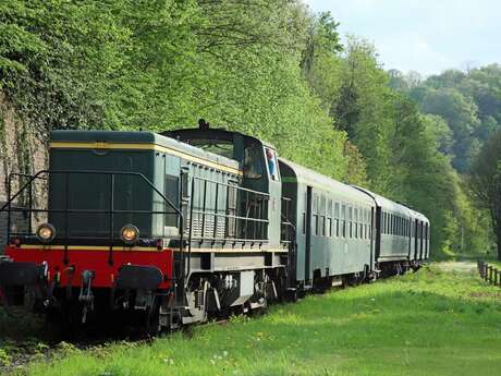 TRAIN TOURISTIQUE | Voyage en locomotive diesel et voitures années 30 ou 60 TRAIN TOURISTIQUE | Voyage en locomotive diesel et voitures années 30 ou 60