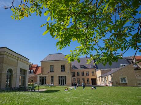 Aire de pique-nique dans le jardin de l'Office de Tourisme