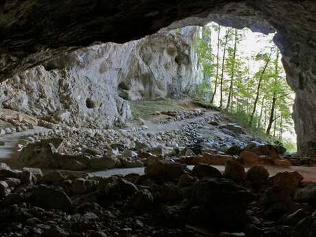 Porche de la Grotte de la Luire