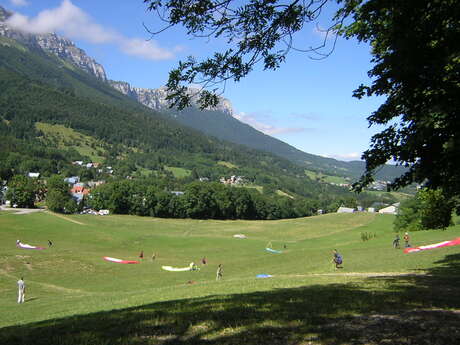 Atterrissage de l'office de tourisme: parapentes