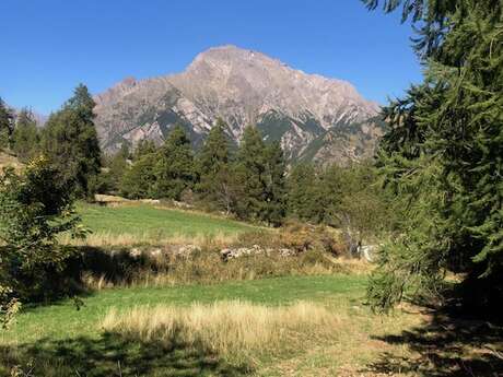 Randonnée en famille : la Croix de Combe Belle