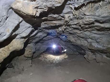 Spéléologie dans la grotte de la résurrection- En Montagne