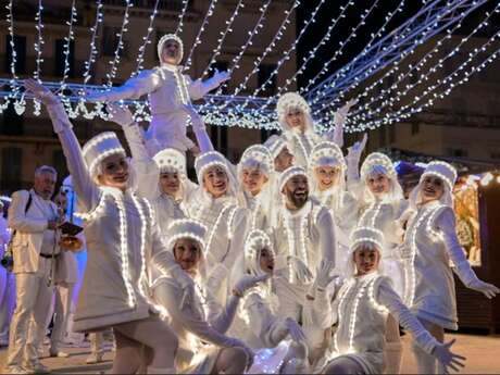 Un Noël à la montagne - parade dans la ville