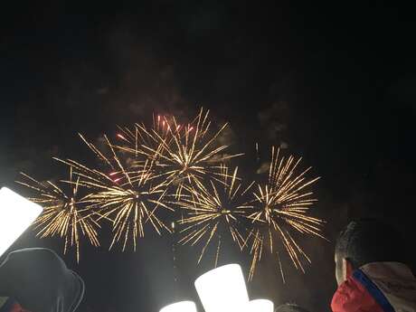 Descente aux flambeaux, DJ et feu d'artifice