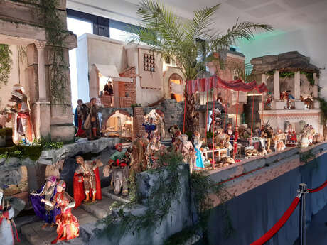 La Crèche napolitaine de Christian Léandre Ganga: entre exubérance baroque, dévotion populaire et théâtralité profane.