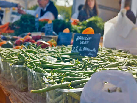 Sunday morning farmer's market at Coustellet