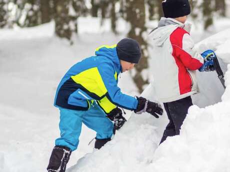 Igloo et sculpture sur neige
