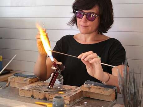 Atelier de Perles de Verre filé avec Florence, proposé par APortée2Mains