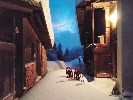 Sortie nocturne accompagnée en raquettes et repas savoyard