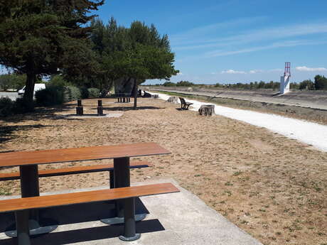 Picnic area at the port of Ars-en-Ré