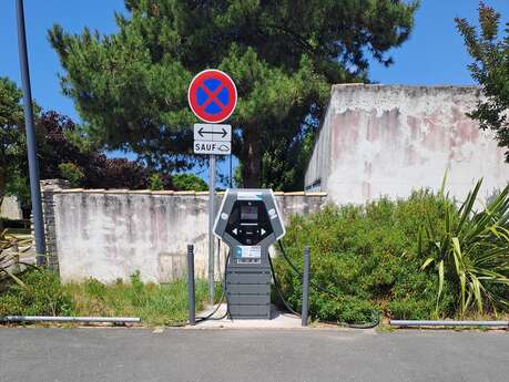 Borne de recharge pour voitures électriques - Parking des Lilas