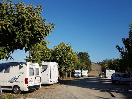 Estacionamiento de autocaravanas en Saint-Nicolas-de-la-Grave