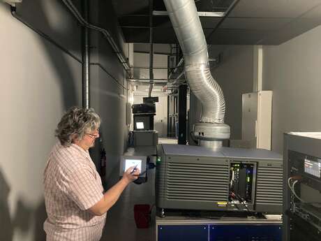 Visite des cabines du cinéma VEO Grand-Lumière