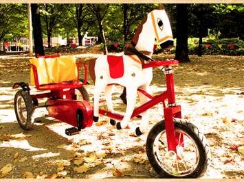 Balade en petits chevaux en bois "Sulky"