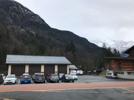 School car park in Servoz