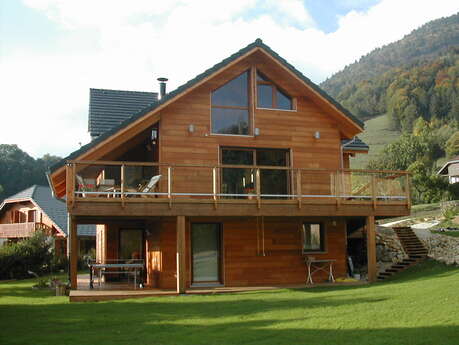 Chalet moderne et grand jardin en Chartreuse